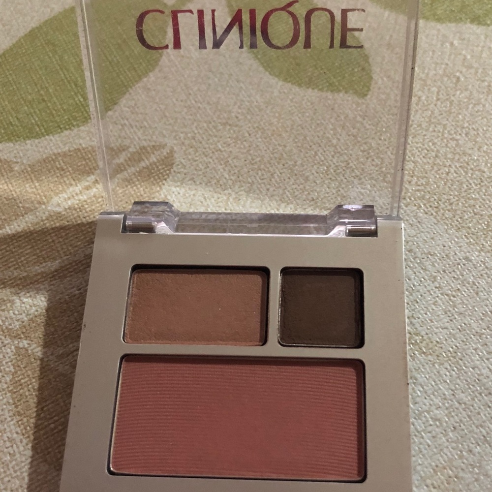 All about shadow duo - soft press powder